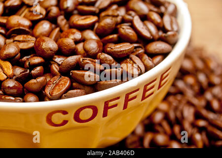 Frisch geröstete Kaffeebohnen in einer Tasse |café fraîchement torréfié haricots dans une tasse| Banque D'Images