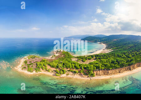 Les plages Mandraki, Elias et Agistros de l'île de Skiathos, Grèce vue de drone Banque D'Images