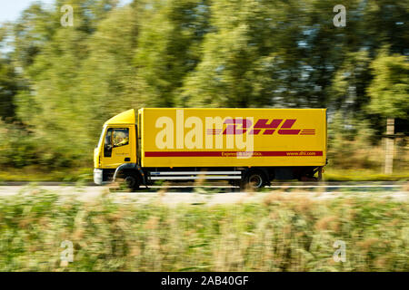 Lastkraftwagen von DHL auf dem Weg ins Logistikzentrum |DHL camion sur la façon de le centre logistique| Banque D'Images