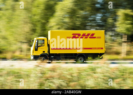 Lastkraftwagen von DHL auf dem Weg ins Logistikzentrum |DHL camion sur la façon de le centre logistique| Banque D'Images