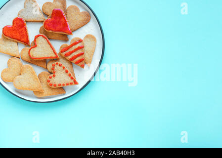 Saint-valentin Cookies. Les cookies en forme de coeur sur fond bleu pastel, copiez l'espace. Saint Valentin, sweet love concept. Mise à plat, vue du dessus. Banque D'Images