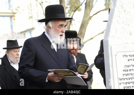 Prostejov, République tchèque. 25Th Nov, 2019. Le rabbin américain Louis Kestenbaum, 2e à partir de la gauche, et le Grand Rabbin tchèque Karol Sidon, gauche, assister à une installation d'un nouveau tombeau de Prostejov Rabbin Horowitz, le 25 novembre 2019, à Prostejov, en République tchèque. Credit : Ludek Perina/CTK Photo/Alamy Live News Banque D'Images