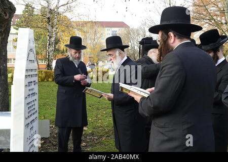 Prostejov, République tchèque. 25Th Nov, 2019. Le rabbin américain Louis Kestenbaum, 2e de gauche, assiste à une installation d'un nouveau tombeau de Prostejov Rabbin Horowitz, le 25 novembre 2019, à Prostejov, en République tchèque. Credit : Ludek Perina/CTK Photo/Alamy Live News Banque D'Images