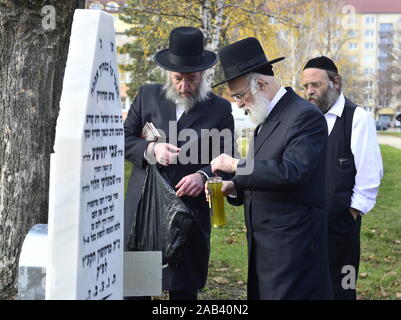 Prostejov, République tchèque. 25Th Nov, 2019. Le rabbin américain Louis Kestenbaum, 2e de gauche, assiste à une installation d'un nouveau tombeau de Prostejov Rabbin Horowitz, le 25 novembre 2019, à Prostejov, en République tchèque. Credit : Ludek Perina/CTK Photo/Alamy Live News Banque D'Images