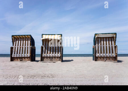 Drei verschlossene Strandkörbe une Strandabschnitt in an der Ostsee |Trois chaises de plage sur une plage de la mer Baltique de l'article| Banque D'Images