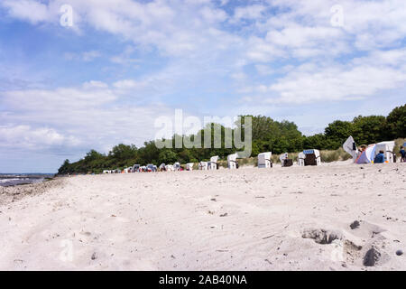 Auf einem belebten Strandkörbe Strandabschnitt an der Ostsee |chaises de plage sur une plage bondée, à la mer Baltique| Banque D'Images
