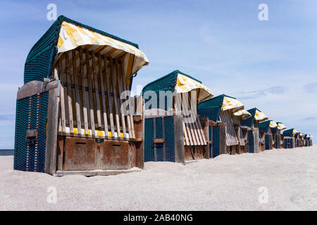 Un Strandabschnitt Strandkörbe Verschlossene einem an der Ostsee |Fermé chaises de plage sur une plage de la mer Baltique de l'article| Banque D'Images