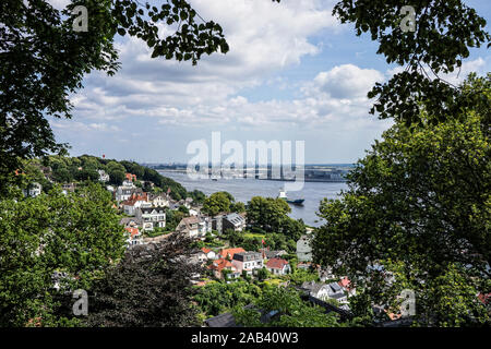 Blick vom Süllberg dans Treppenviertel Blankenese in ruhiger und das auf den Hamburger Hafen |Vue depuis la colline de Süllberg, dans Blankenese sur l'hôtel - images - photos Banque D'Images