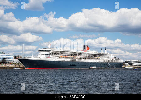 Die "Queen Mary 2" m'Kreuzfahrtterminal dans der Hamburger HafenCity|Le "Queen Mary 2" au terminal des croisières à Hambourg, HafenCity| Banque D'Images