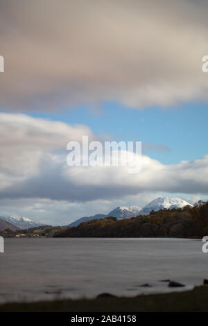 Le Ben Lomond enneigées qui dominent le paysage inférieur de Loch Lomond, la plus grande source d'eau douce en UK Banque D'Images