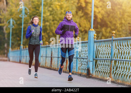 Jeune couple running remise en forme le matin sur le pont Banque D'Images