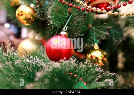 Nouvelle Année coloré décoration ornements sur arbre de Noël. Salle décorée pour célébrer noël, maison de scène avec différentes formes, des boules sur arbre. Banque D'Images