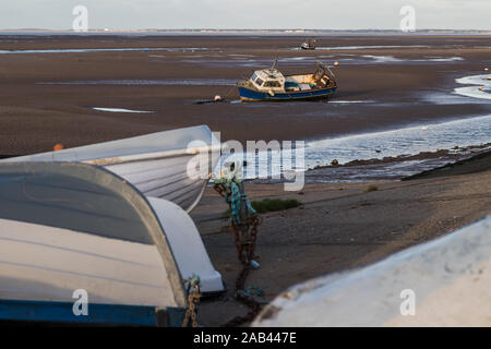 Bateaux tournée vers le châssis à l'avant-plan l'un debout sur la plage de Meols sur le Wirral, près de Liverpool en novembre 2019. Banque D'Images