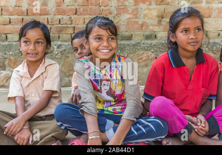 Smiling school enfants dans un village du Rajasthan, Inde Banque D'Images