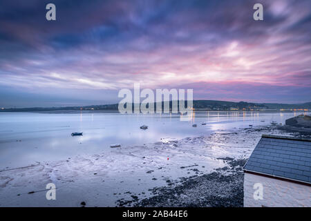 Les premiers rayons de l'aube reflètent dans les eaux calmes de la rivière Torridge à Instow dans le Nord du Devon. Banque D'Images