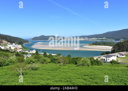 Baie avec petit village de pêcheurs et de fleuve côtier. O Barqueiro, Province de La Corogne, Espagne. Banque D'Images