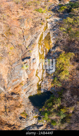 Sohwe tombe vu d'en haut dans le parc national du Zimbabwe Mavuradona. Banque D'Images