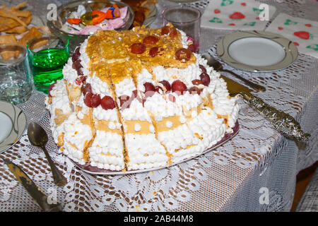 Gâteau d'anniversaire avec fruits sur table. Couper le gâteau. Banque D'Images