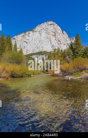 North Dome se lever au-dessus de la Kings River le long de la prairie Zumwalt Boucle dans la région de Cedar Grove Kings Canyon National Park, California, USA Banque D'Images