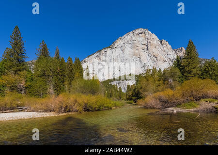 North Dome se lever au-dessus de la Kings River le long de la prairie Zumwalt Boucle dans la région de Cedar Grove Kings Canyon National Park, California, USA Banque D'Images