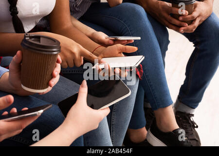 Les gens contemporains ont des problèmes. Les adolescents à l'aide de téléphones portables, gros plan Banque D'Images