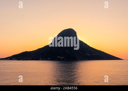 Coucher de soleil sur l''île de Telendos, Kalymnos, Dodécanèse, Grèce Banque D'Images