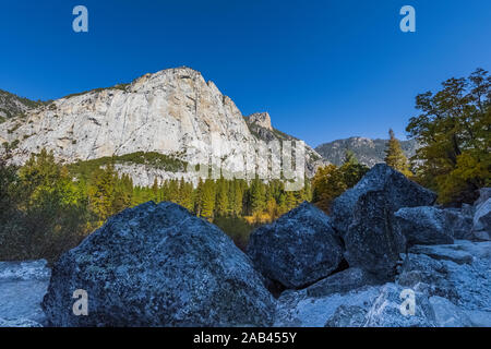 Vue d'Amérique du Dome de Meadow Zumwalt Boucle dans la région de Cedar Grove le long de la Rivière des Rois au Kings Canyon National Park, California, USA Banque D'Images