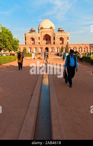 Célèbre Tombeau d'Humayun à Delhi, Inde. C'est le tombeau de l'empereur Mughal Humayun. Il a été commandé par le fils d'Humayun Akbar en 1569-70, et désiglé Banque D'Images