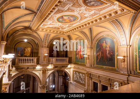 Vienne, AUTRICHE - Octobre 2019 : l'intérieur de l'Opéra national de Vienne. Wiener Staatsoper escaliers, fresco et riche de l'intérieur de l'or. Banque D'Images