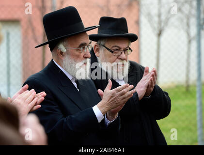 Prostejov, République tchèque. 25Th Nov, 2019. Le rabbin américain Louis Kestenbaum, à gauche, et le Grand Rabbin tchèque Karol Sidon, droite, assister à une installation d'un nouveau tombeau de Prostejov Rabbin Horowitz, le 25 novembre 2019, à Prostejov, en République tchèque. Credit : Ludek Perina/CTK Photo/Alamy Live News Banque D'Images