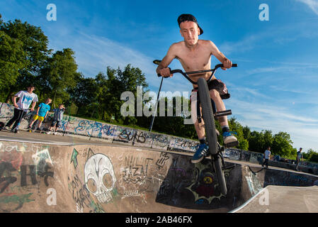 Pro, professionnel de BMX en compétition dans un concours annuel au Stoke on Trent skatepark, école autour du parc, bol et les murs d'effectuer des astuces Banque D'Images