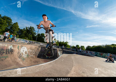 Pro, professionnel de BMX en compétition dans un concours annuel au Stoke on Trent skatepark, école autour du parc, bol et les murs d'effectuer des astuces Banque D'Images