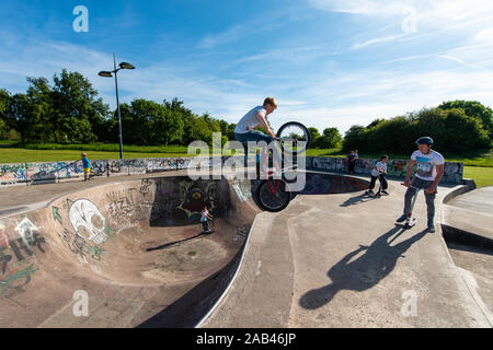 Pro, professionnel de BMX en compétition dans un concours annuel au Stoke on Trent skatepark, école autour du parc, bol et les murs d'effectuer des astuces Banque D'Images