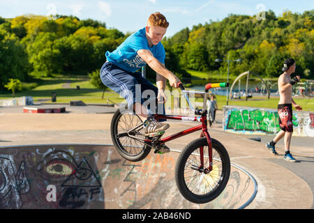 Pro, professionnel de BMX en compétition dans un concours annuel au Stoke on Trent skatepark, école autour du parc, bol et les murs d'effectuer des astuces Banque D'Images