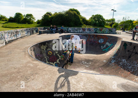 Pro, professionnel de BMX en compétition dans un concours annuel au Stoke on Trent skatepark, école autour du parc, bol et les murs d'effectuer des astuces Banque D'Images