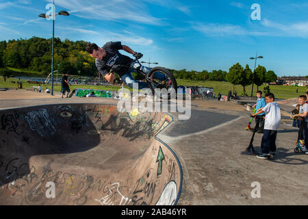 Pro, professionnel de BMX en compétition dans un concours annuel au Stoke on Trent skatepark, école autour du parc, bol et les murs d'effectuer des astuces Banque D'Images