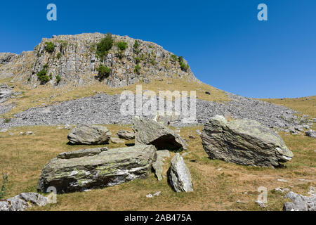 Les blocs erratiques Norber ci-dessous Robin Proctor's cicatrice dans le Yorkshire Dales National Park près de Lowick Green, North Yorkshire, Angleterre. Banque D'Images