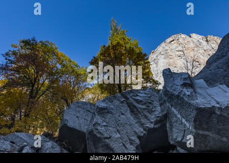 Vue d'Amérique du Dome de Meadow Zumwalt Boucle dans la région de Cedar Grove le long de la Rivière des Rois au Kings Canyon National Park, California, USA Banque D'Images