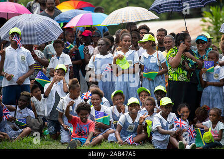 Les membres du public d'attendre d'apercevoir le Prince de Galles, alors qu'il assiste à un événement communautaire axé sur les océans au Lawson Tama Stadium à Honiara, au cours de la troisième journée de la visite royale pour les Îles Salomon. PA Photo. Photo date : lundi 25 novembre 2019. Voir histoire PA Charles ROYAL. Crédit photo doit se lire : Victoria Jones/PA Wire Banque D'Images