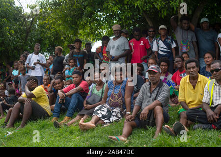 Les membres du public d'attendre d'apercevoir le Prince de Galles, alors qu'il assiste à un événement communautaire axé sur les océans au Lawson Tama Stadium à Honiara, au cours de la troisième journée de la visite royale pour les Îles Salomon. PA Photo. Photo date : lundi 25 novembre 2019. Voir histoire PA Charles ROYAL. Crédit photo doit se lire : Victoria Jones/PA Wire Banque D'Images