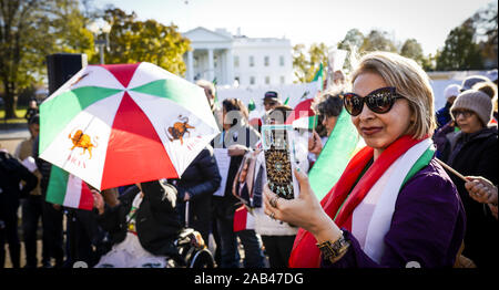 Washington DC, DC, Etats-Unis. 24 Nov, 2019. Depuis qu'il y a une semaine, a déclaré les manifestations de rue après avoir réduit le prix du carburant à l'Iran, plus d'une centaine de personnes ont été tuées, et des milliers arrêtés dans diverses villes du pays. Les iraniens dans la capitale américaine, Washington DC, démontrer le dimanche, Novembre 24, en face de la Maison Blanche et Dupont Circle à l'appui de manifestants en Iran. Credit : Ardavan Roozbeh/ZUMA/Alamy Fil Live News Banque D'Images