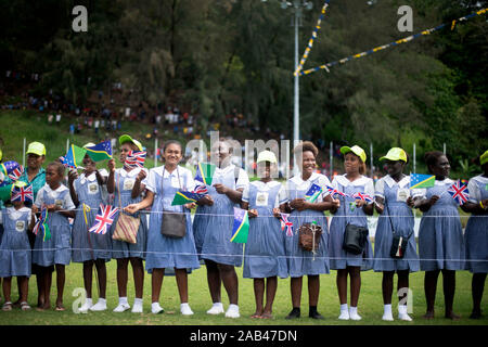 Les membres du public d'attendre d'apercevoir le Prince de Galles, alors qu'il assiste à un événement communautaire axé sur les océans au Lawson Tama Stadium à Honiara, au cours de la troisième journée de la visite royale pour les Îles Salomon. PA Photo. Photo date : lundi 25 novembre 2019. Voir histoire PA Charles ROYAL. Crédit photo doit se lire : Victoria Jones/PA Wire Banque D'Images