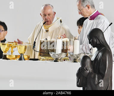 Tokyo, Japon. 25Th Nov, 2019. Le pape François célèbre la Messe au Tokyo Dome de Tokyo, au Japon, le lundi 25 novembre 2019. Le pape François va l'Université Sophia visites et départ pour Rome le 26 mai. Photo par Keizo Mori/UPI UPI : Crédit/Alamy Live News Banque D'Images