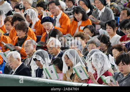 Tokyo, Japon. 25Th Nov, 2019. Foule de sympathisants de prier pendant une messe au Tokyo Dome de Tokyo, au Japon, le lundi 25 novembre 2019. Le pape François va l'Université Sophia visites et départ pour Rome le 26 mai. Photo par Keizo Mori/UPI UPI : Crédit/Alamy Live News Banque D'Images