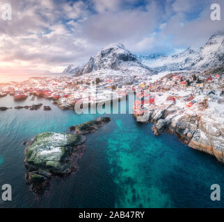 Vue aérienne de petit village sur la montagne en hiver Banque D'Images