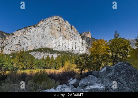 Vue d'Amérique du Dome de Meadow Zumwalt Boucle dans la région de Cedar Grove le long de la Rivière des Rois au Kings Canyon National Park, California, USA Banque D'Images