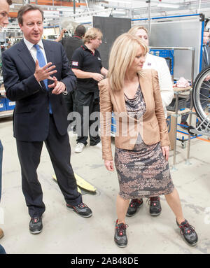 Le premier ministre David Cameron et ministre d'État Esther McVey visiter l'usine de Brompton location à Brentford, à l'ouest de Londres. Juillet 2014 Banque D'Images