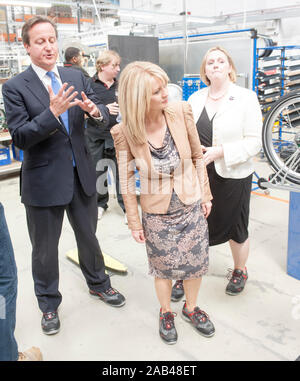 Le premier ministre David Cameron et ministre d'État Esther McVey visiter l'usine de Brompton location à Brentford, à l'ouest de Londres. Juillet 2014 Banque D'Images