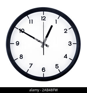Horloge analogique classique pointant sur douze cinquante, isolé sur fond blanc. Banque D'Images