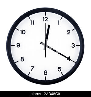 Horloge analogique classique pointant sur douze vingt, isolé sur fond blanc. Banque D'Images